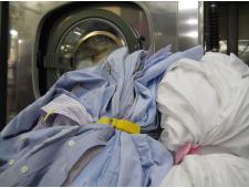 束になったワイシャツ