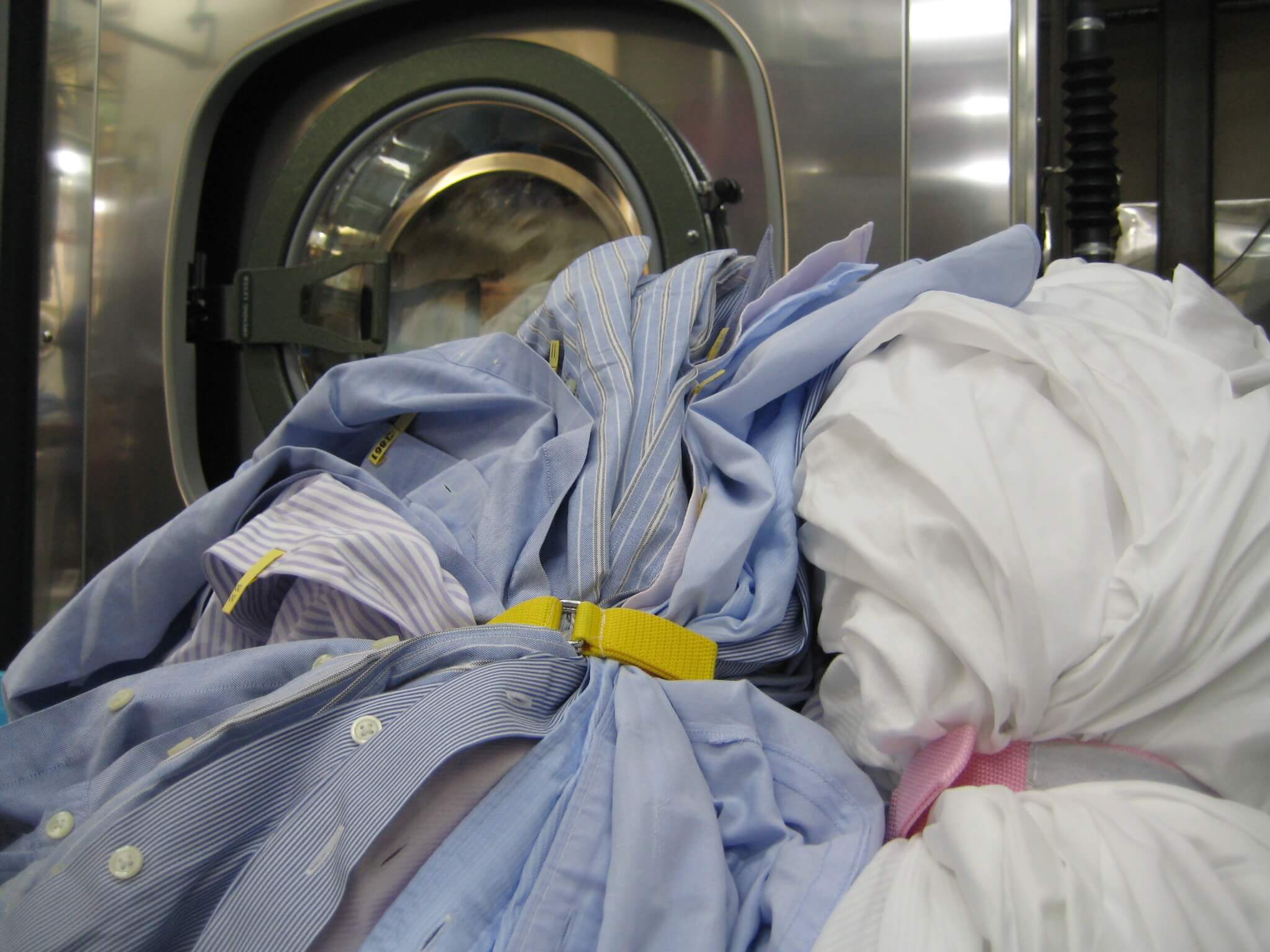 束になったワイシャツ